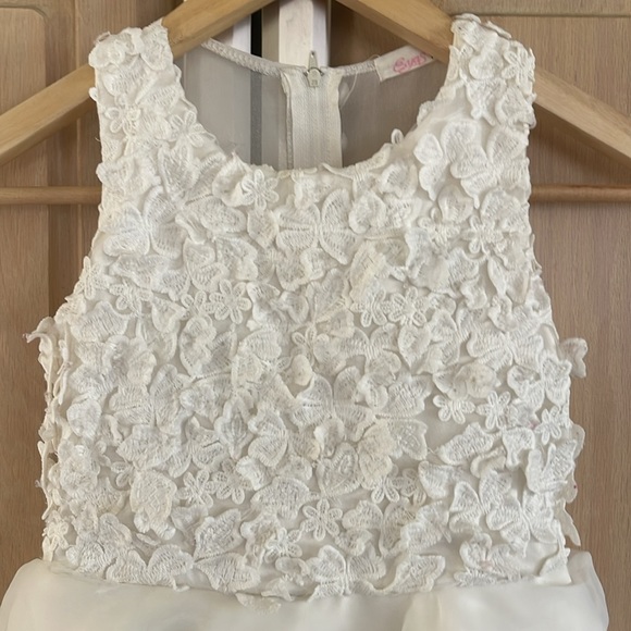 Girl’s pretty white dress size 6-7 - Picture 2 of 7